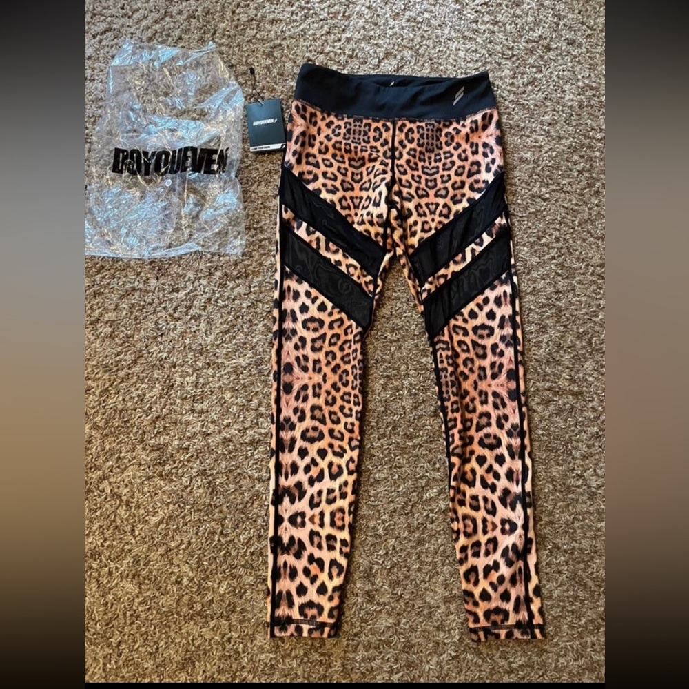 New NWT DYE Doyoueven Do you even leggings Medium cheetah leopard gym tights M